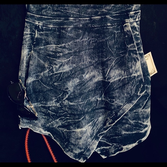 New Women’s MARILYN MONROE Blue Denim Romper, Size Medium - Picture 10 of 10